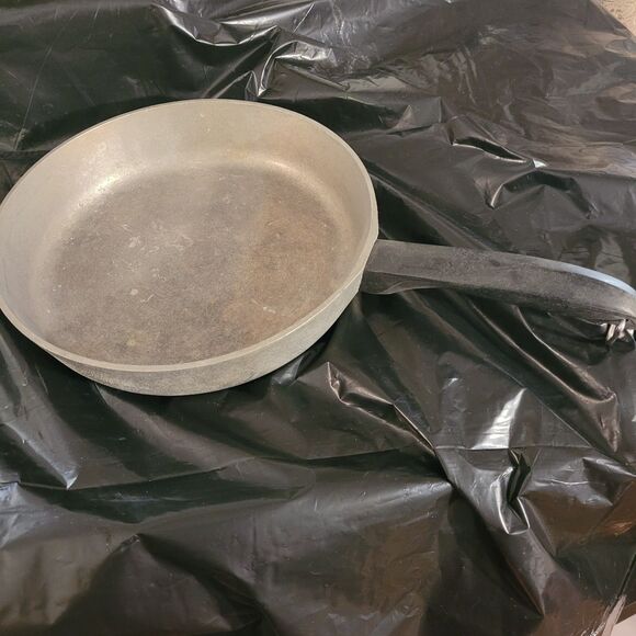 misc friying pans, skillet and sauce pan - Picture 4 of 9